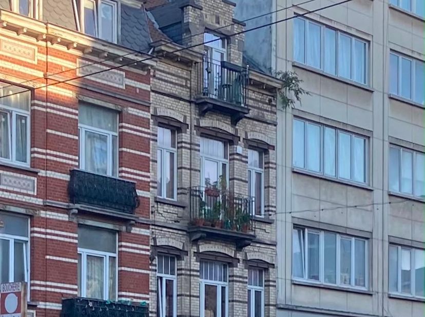 Boulevard Émile Bockstael - Ruim appartement met één slaapkamer van +/- 80 m² met balkon, gelegen op de 2e verdieping van een gebouw van 3 verdiepinge