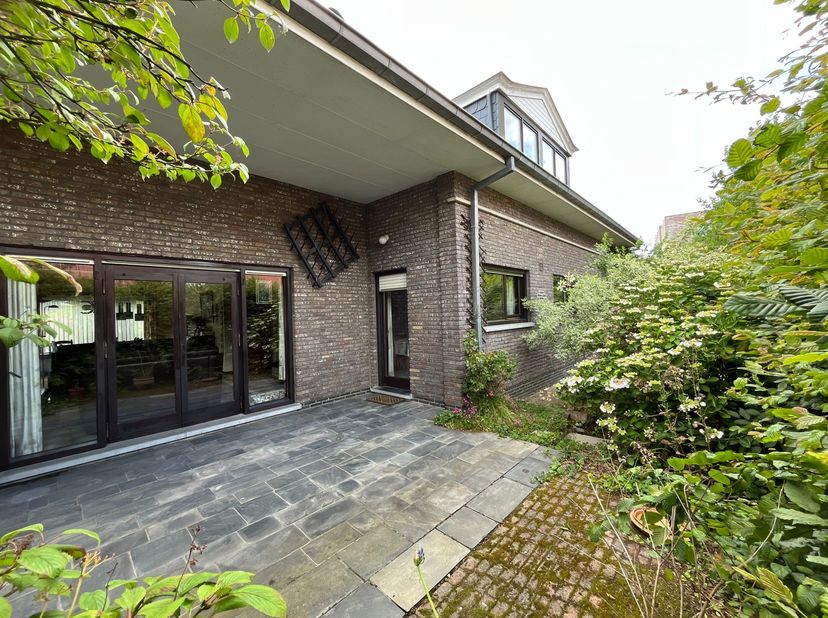 Gelegen aan de Priester Joris Eeckhoutlaan in Deinze, bevindt deze charmante woning zich op een gewilde locatie, ideaal voor gezinnen die rust en bere