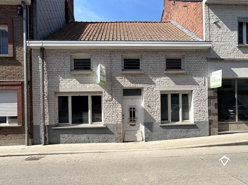 Een zeldzame kans in hartje Koekelare: twee gekoppelde woningen, waarvan één een voormalig handelspand, samen goed voor 522 m² bewoonbare oppervlakte