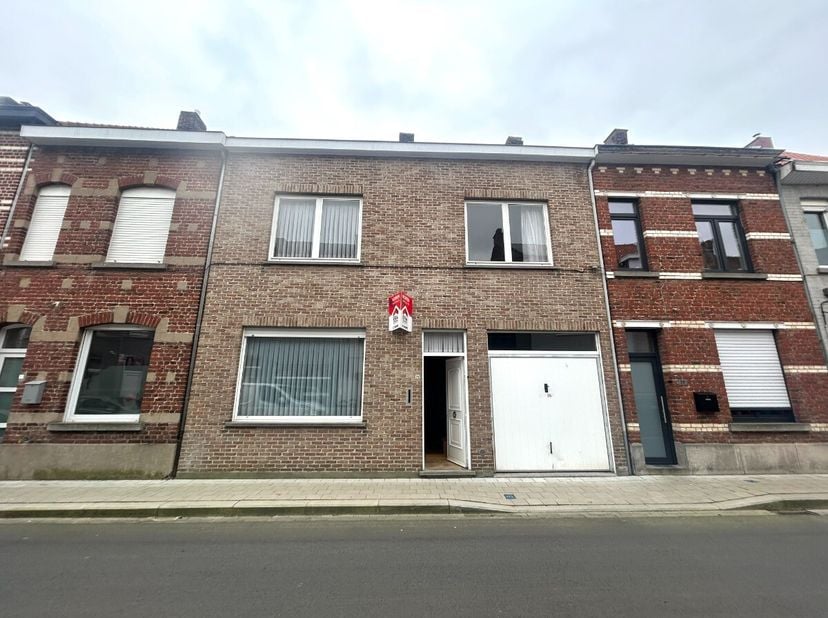 Ruime woning met garage en 4 slaapkamers.IndelingInkom, keuken, living, badkamer, garage, tuin met regenput(7000 l), 4 kamers met mogelijkheid tot 6.T