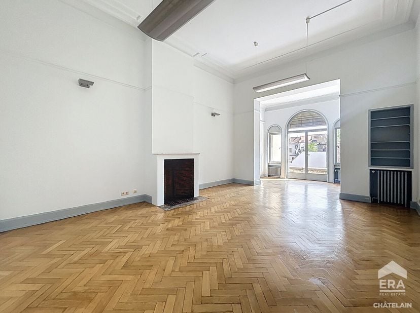 ERA Chatelain vous propose ce bel espace de bureau idéalement situé dans une élégante maison de maître, à deux pas du quartier européen et des transpo