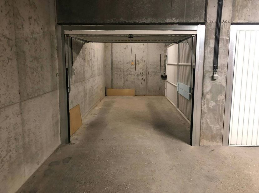 Garage très central à vendre à Middelkerke, Koninginnelaan 1, résidence Royal Astoria.<br />
Dimensions :<br />
- Profondeur : 5,70 m<br />
- Largeur 