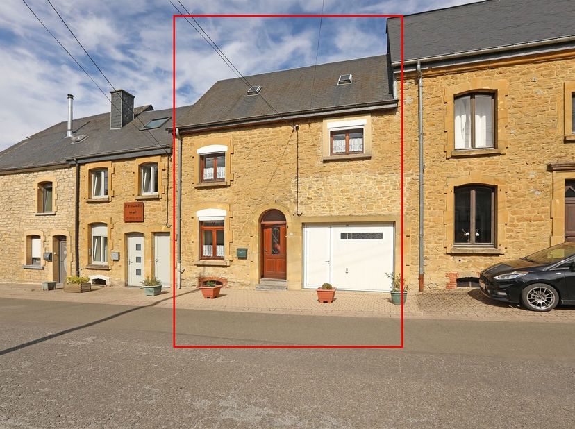 Rijwoning in gaumse natuursteen, op een terrrein van 158 m², ligt in het dorp Herbeumont, in het hart van  het Zuidelijke natuurpark.<br />
Gebouwd o