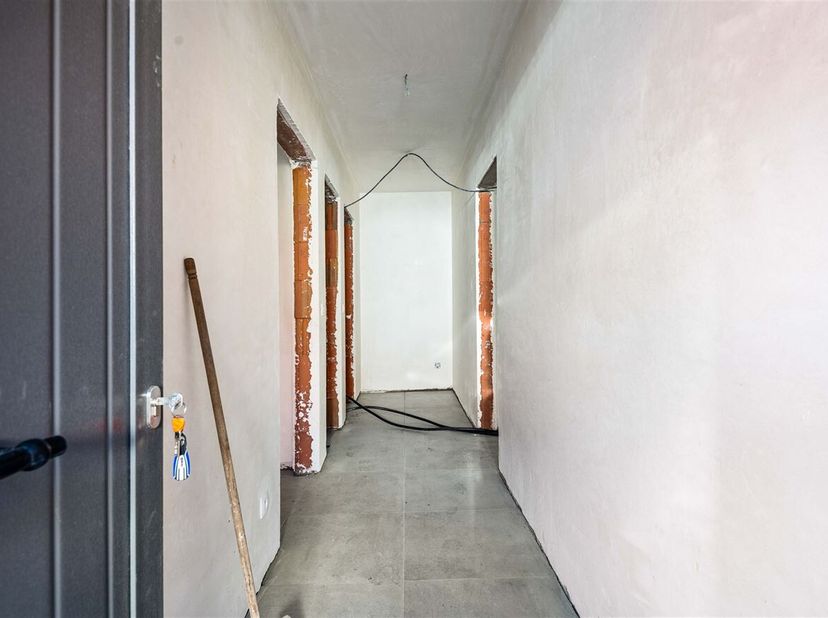 Bent u op zoek naar een energiezuinige nieuwbouwwoning die u nog volledig naar uw eigen smaak kan afwerken? Dan is deze woning beslist een bezoek waar