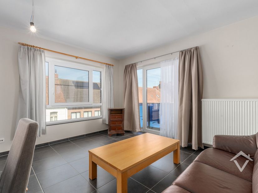 In de 10de-Liniestraat in Kortemark, een rustige verbindingsstraat tussen de Stationsstraat en Nieuwstraat, vinden we dit instapklare appartement op w