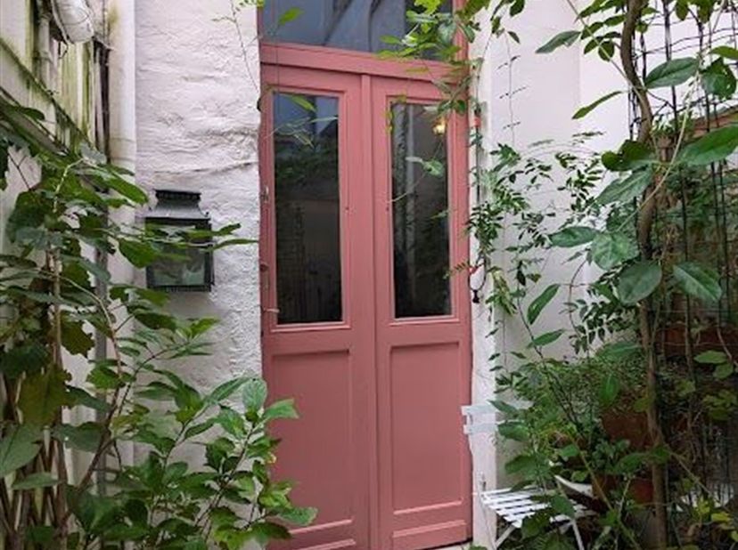 In de buurt van PLACE DE LONDRES &amp; TRÔNE: aanrader: achterhuis, vrij bij akte, gelegen in een klein appartementencomplex (bedrijfs- en opbrengstpand a