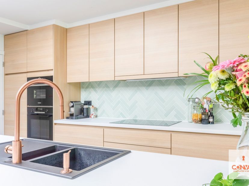 In een rustige straat in Mariakerke bevindt zich deze volledig gerenoveerde woning, waar hedendaags wooncomfort en een uitstekende ligging hand in han
