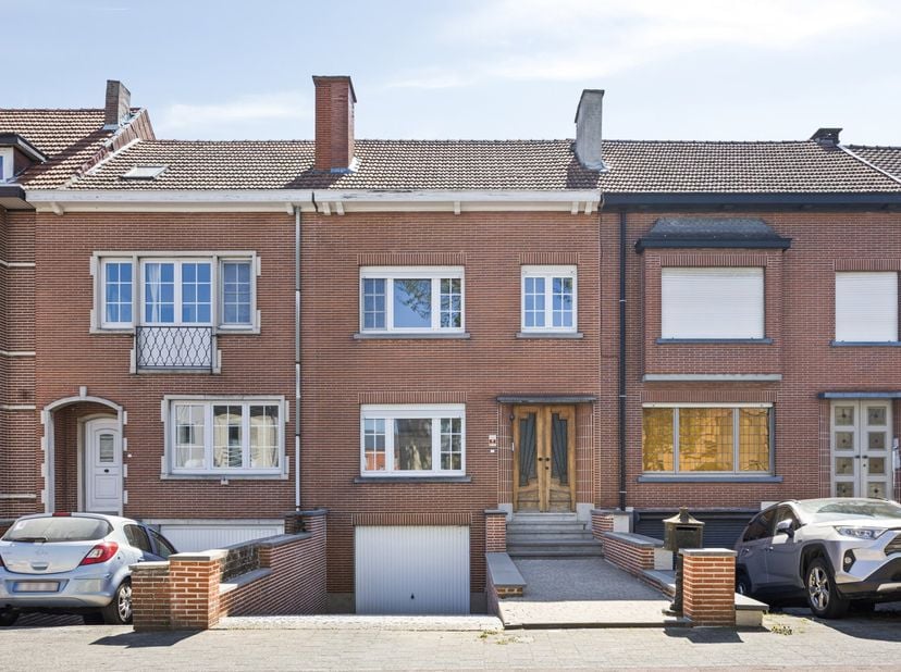 Deze rustig gelegen eengezinswoning met drie slaapkamers, aangename tuin en garage is een interessante kans voor wie op zoek is naar een comfortabele