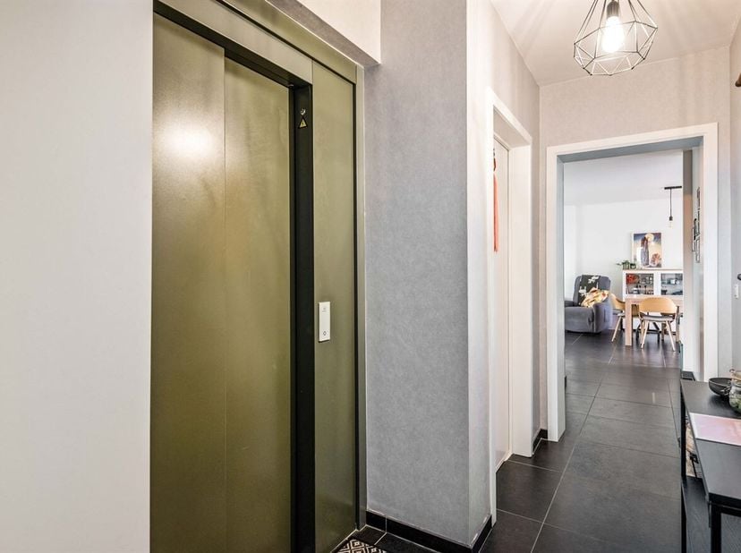 Dit appartementsgebouw, gebouwd in 2006, werd door de jaren heen perfect onderhouden. Gelegen in een autoluw en doodlopende straat geniet deze woning