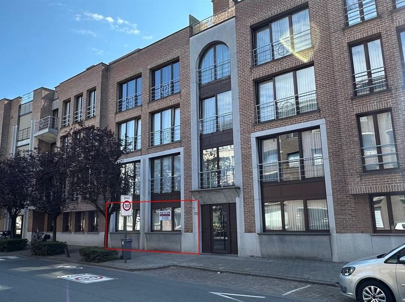 Instapklaar gelijkvloers appartement met 2 slaapkamers, tuin en garage<br />
Ligging: Dit instapklare appartement is gunstig gelegen op een invalsweg