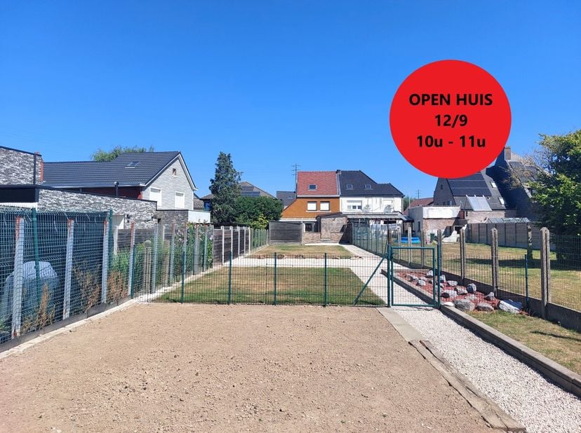 Op zoek naar een ruime gezinswoning met een grote tuin en heel wat mogelijkheden? Deze woning combineert een verrassend ruime indeling met een garage,