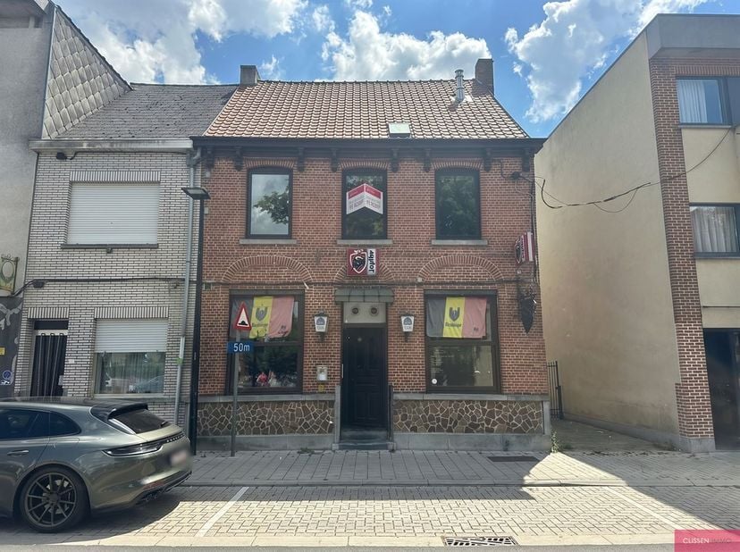 Maison de commerce à rénover avec terrasse ensoleillée. Vous recherchez un bien immobilier offrant de nombreuses possibilités ? Alors cette spacieuse