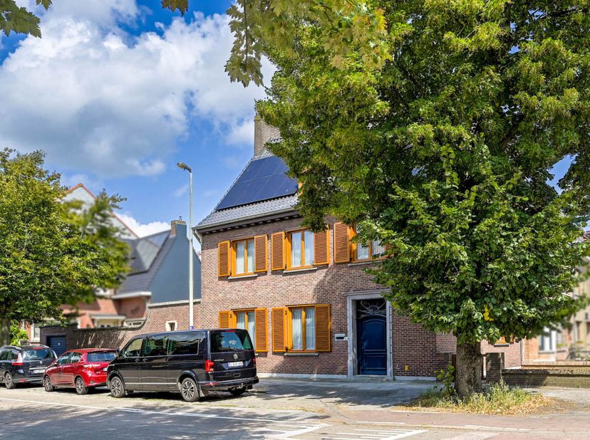 Op fietsafstand van het historische centrum van Brugge, in een rustige en groene straat met steeds parkeergelegenheid, bevindt zich deze charmante en