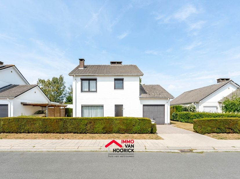 Open bebouwing in een rustige en aangename ligging! Te moderniseren woning met meerdere mogelijkheden. Huidige indeling: hall, ruime living met uitzic