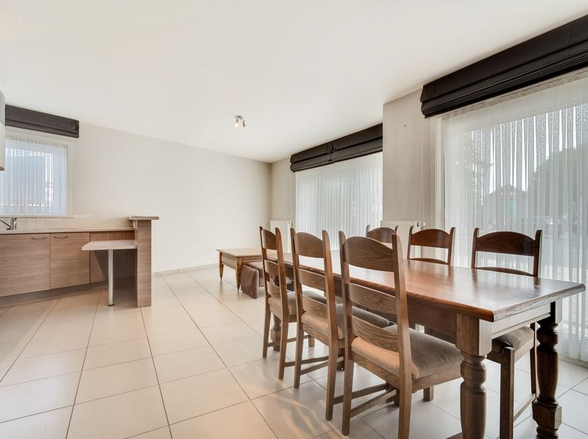 Op zoek naar een volledig instapklaar appartement met een uitstekende ligging? Dan is dit gelijkvloers appartement in het centrum van Zwevegem een abs