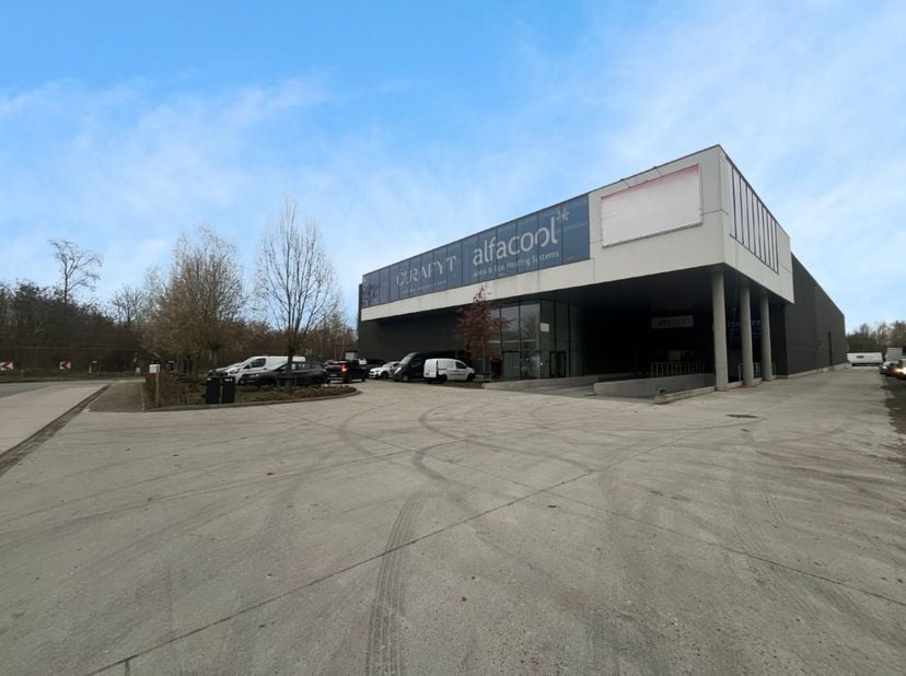Fantastisch gelegen bedrijfsgebouw te huur met uitstekende visbiliteit vanaf de E40, bestaande uit 806 m² magazijnruimte gecombineerd met 344 m² high-
