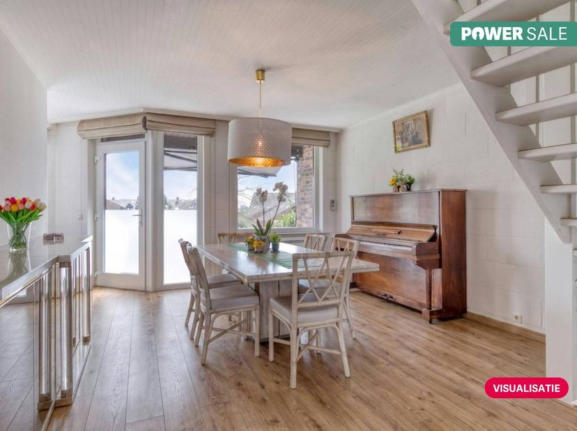INDELING<br />
<br />
Gelijkvloerse verdieping: <br />
- Inkomhal met toegang tot een praktische voorraadkelder.<br />
- Royale dubbele garage met een