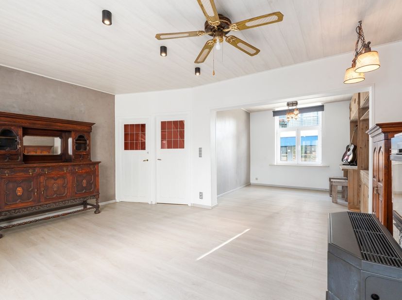 Welkom in deze gezellige stadswoning, hartje Zottegem. Deze aantrekkelijke woning combineert klassieke architectuur met modern comfort en biedt een pe