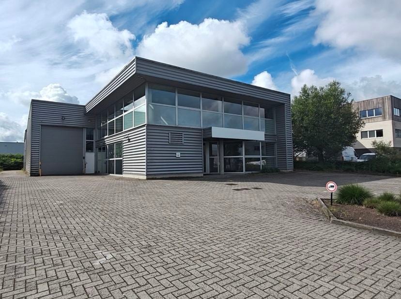 Op een strategische locatie in Aartselaar, vlakbij de A12 tussen Antwerpen en Brussel, bieden wij dit uitzonderlijk representatieve bedrijfsgebouw te
