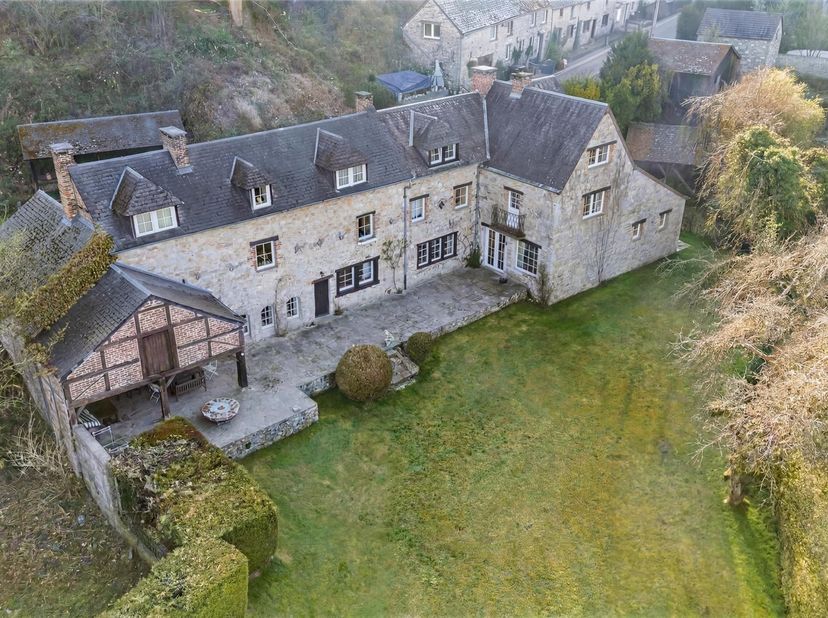Sur la commune de Veves – Houyet, entre Onhaye, Ciney et Wanlin, cette maison en pierre du pays, typique wallonne se compose de la façon suivante. <br