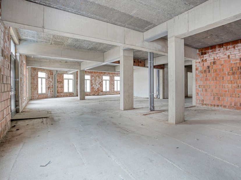 Deze uitzonderlijk ruime casco handelsruimte van 724 m² bevindt zich op een zeer goede locatie in het centrum van Mol, op wandelafstand van het Rondpl