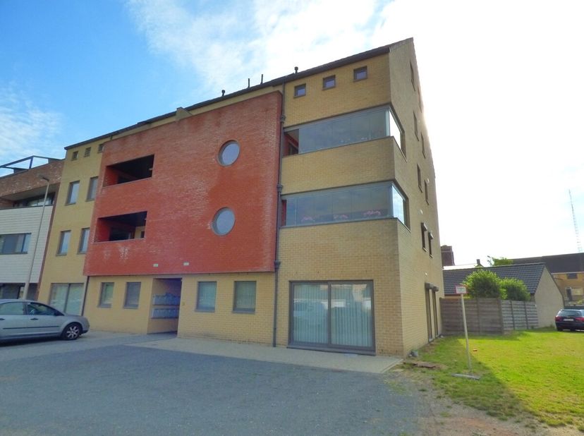 Duplexappartement met terras op zuidwesten, ruime parking in kelder en 2 slaapkamers in Overpelt-centrum Indeling beneden: gemeenschappelijke hal met