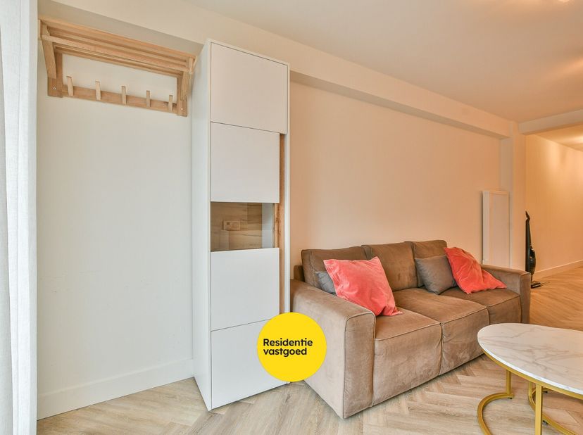 Ontdek dit gezellige, volledig gerenoveerde gelijkvloerse appartement vlak bij de zeedijk in Wenduine  de ideale uitvalsbasis voor wie wil genieten va