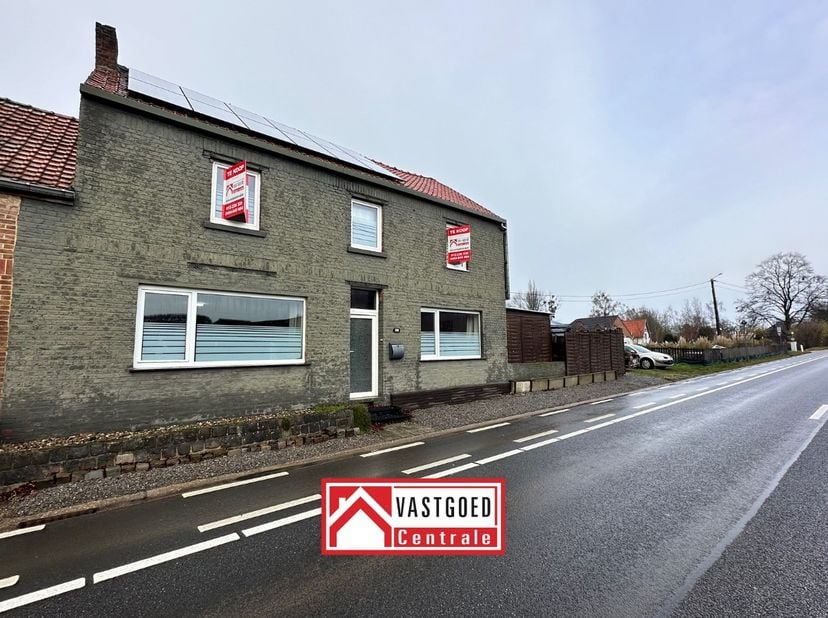 Deze ruime en goed onderhouden woning is gelegen op een goed bereikbare locatie in Tongeren, met een vlotte verbinding naar zowel Tongeren als Bilzen.