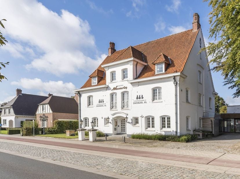 Unieke, karaktervol gebouw, ideaal als kantoor, op de Westlaan te Roeselare.<br />
<br />
De eigendom had reeds verschillende functies zoals hotel-res