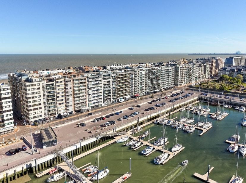 Instapklaar en perfect onderhouden bemeubeld appartement met 1 slaapkamer op een toplocatie aan de jachthaven! Gelegen op de 5de verdieping van de Fra