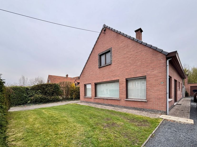 Deze ruime bungalow heeft een indeling als volgt:<br />
Via de inkomhal, met voldoende plaats voor het opbergen van jassen en schoenen, betreedt u de