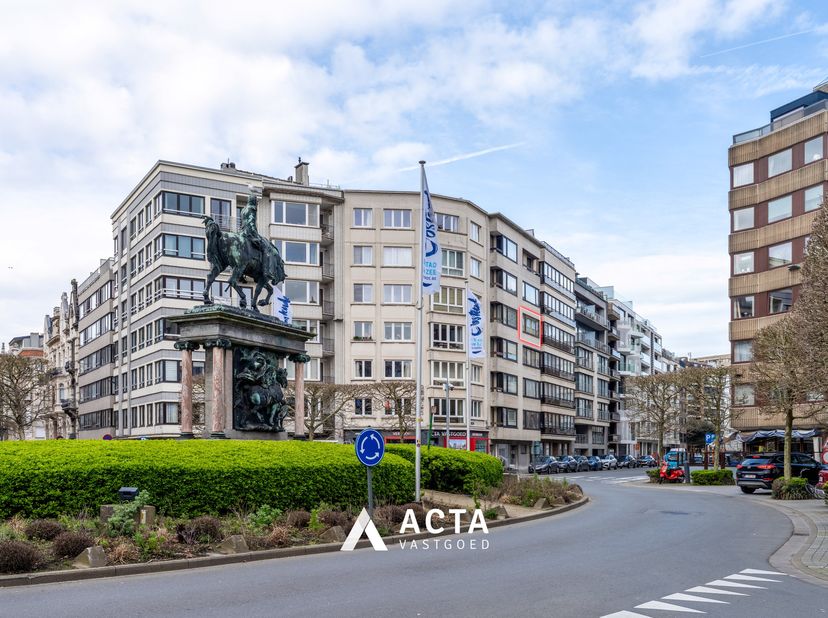 Dit lichtrijke appartement van 94 m² bevindt zich op de vierde verdieping, op een toplocatie vlakbij de Albert I Promenade.<br />
<br />
U komt binnen