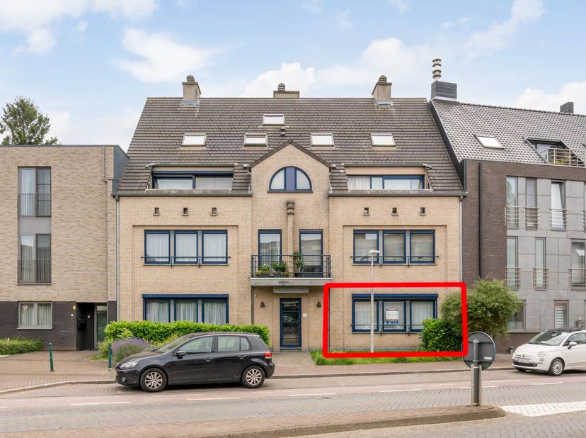 Ontdek dit ruime en instapklare gelijkvloerse appartement van maar liefst 94 m², ideaal gelegen in het centrum van Heusden-Zolder. Dankzij de twee vol