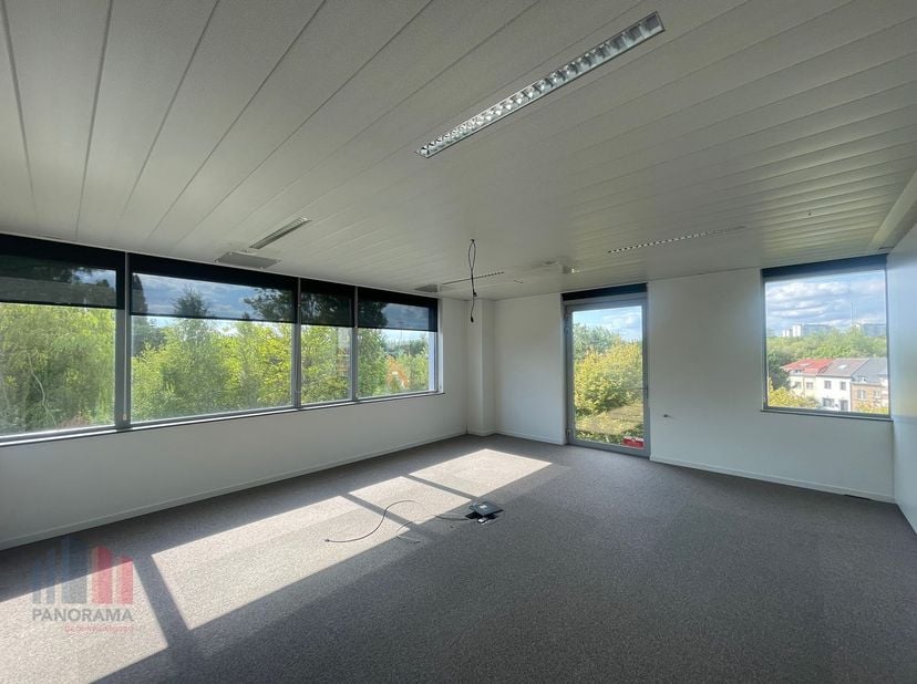 Instapklaar kantoor met een oppervlakte van 510 m² te huur in het prestigieuze businesspark "West End" op amper 1 km van het knooppunt R0/E40 te Groot