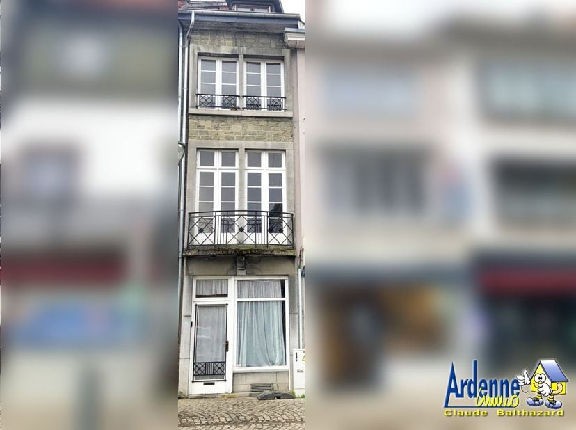 Glv: hal, eetkamer met open haard, in te richten keuken (spoelbak, afzuigkap)<br />
Etage +1: badkamer (douche, wastafel, toilet), ruimte voor aanslui