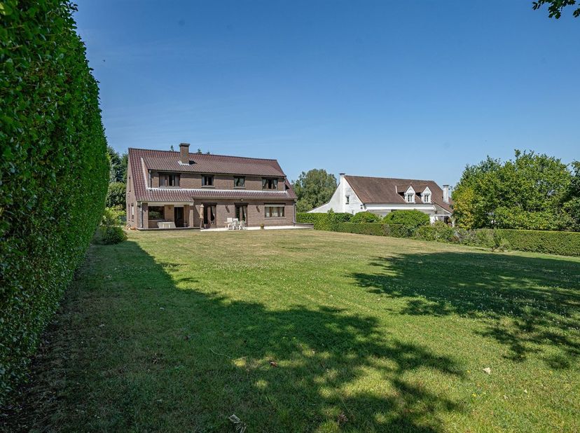 Ohain - A proximité de la plage de Renipont et du Messager, facilement accessible, cette villa bénéficie d'un environnement verdoyant, calme et famili