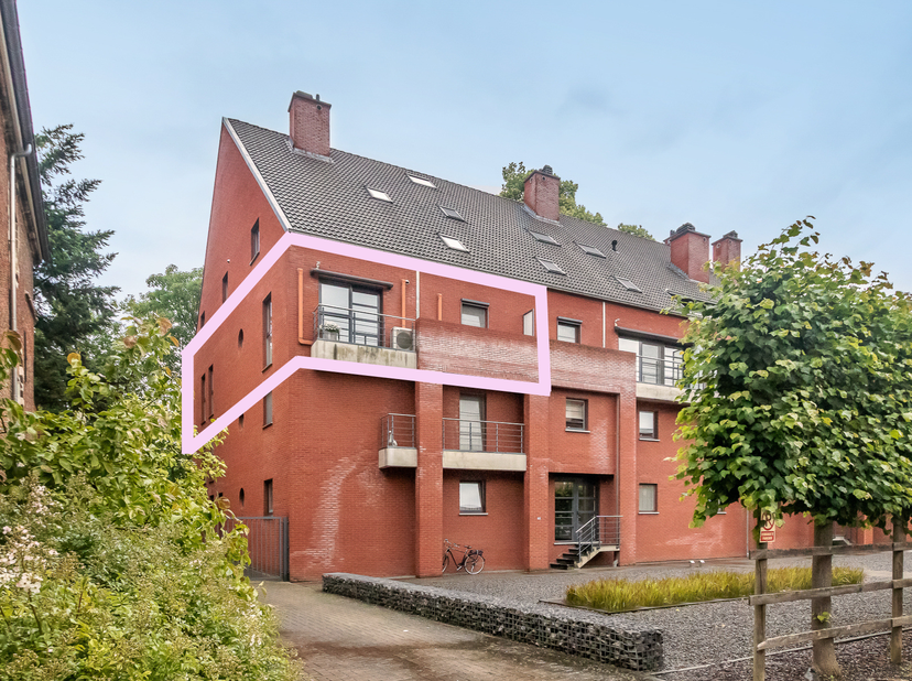Dit prachtig appartement bevindt zich op de 2de verdieping en is inclusief een inpandige garagebox voor twee wagens (42 m²) en een ruime kelderberging