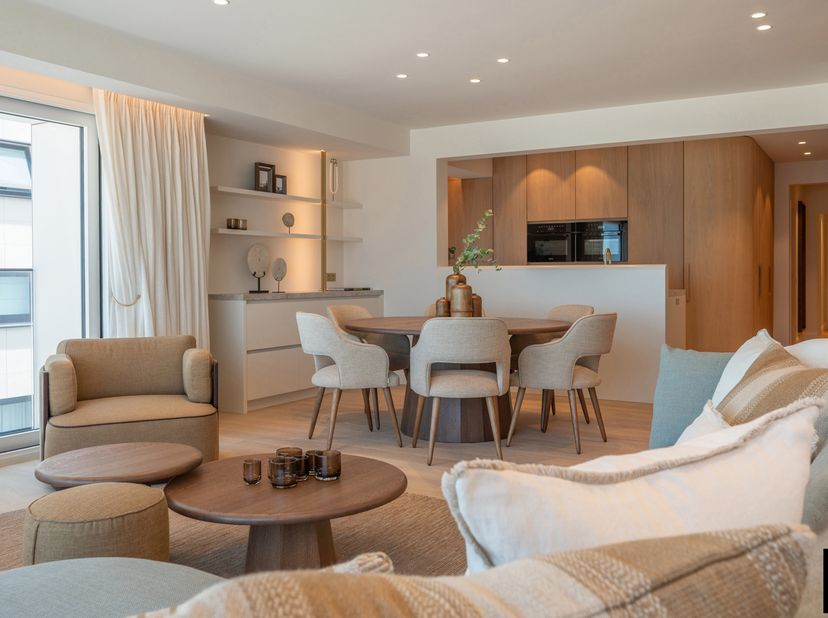 In de residentie Vivaldi, centraal gelegen om de hoek van het Driehoeksplein, bevindt zich dit uitzonderlijke 3-slaapkamerappartement met hoogwaardige