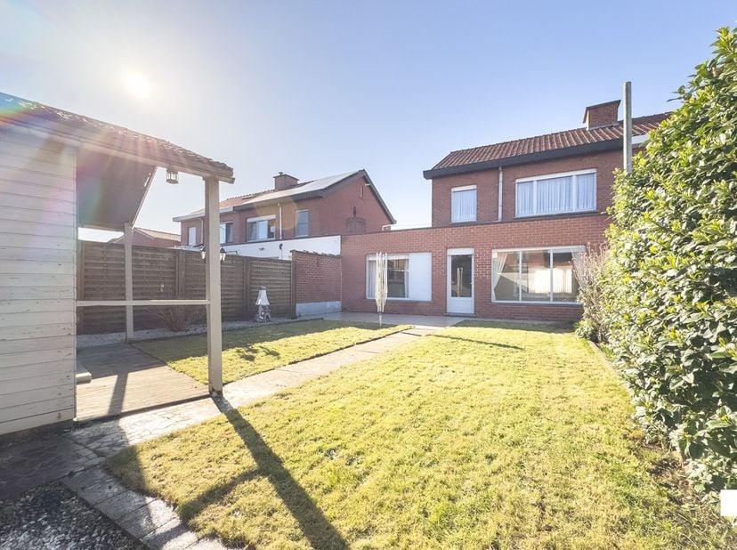 Rustig wonen in een aangename, kindvriendelijke buurt? Deze verzorgde (op te frissen) gezinswoning met drie slaapkamers en inpandige garage is gelegen