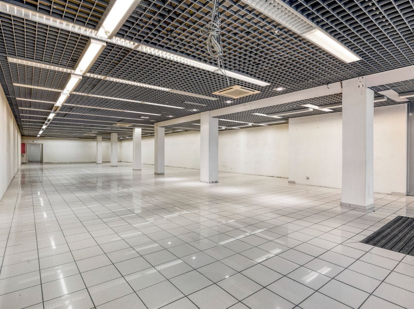Dit handelspand met een oppervlakte van ca. 376 m² is gelegen in de Statiestraat in het hartje van Mol. Het pand beschikt over 2 grote vitrines waardo