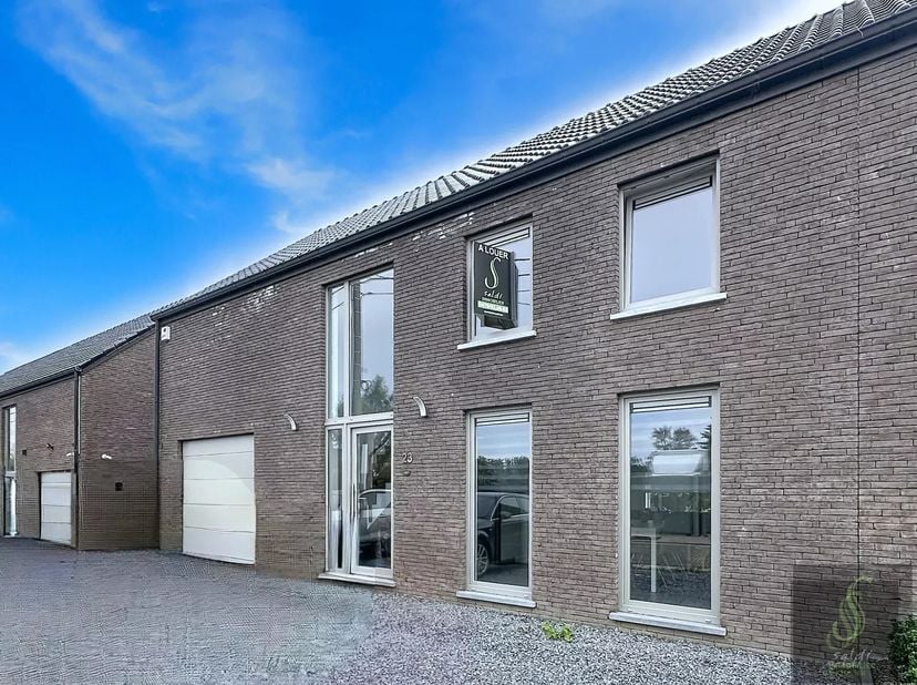 Située dans un environnement calme et résidentiel du charmant village de Peissant, cette superbe maison neuve 3 façades meublée vous séduira par ses v