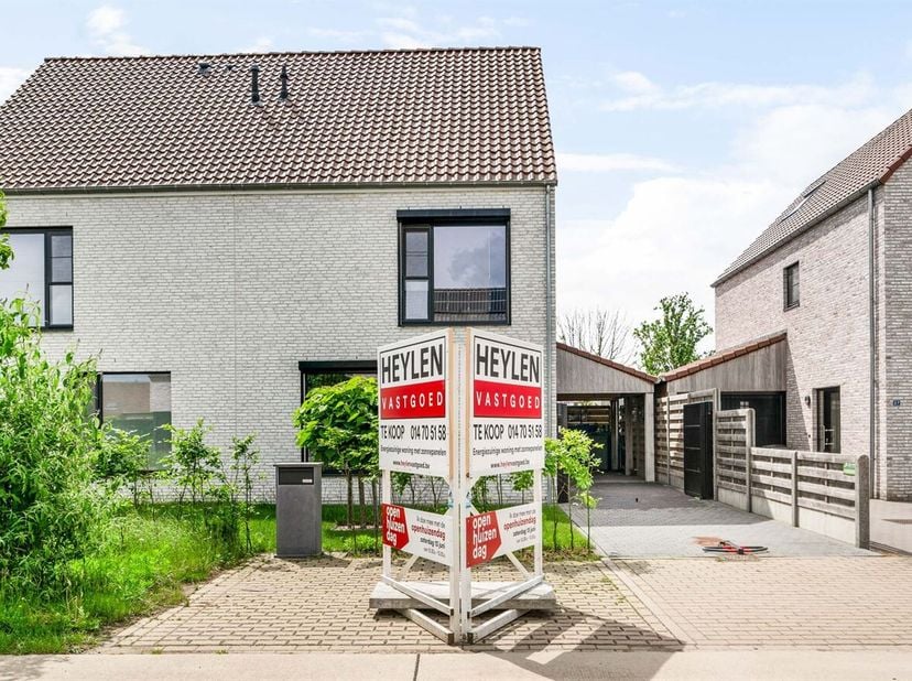 Energiezuinige woning met zonnepanelen<br />
In een rustige, doodlopende straat vlak bij het centrum van Morkhoven vinden we deze energiezuinige wonin