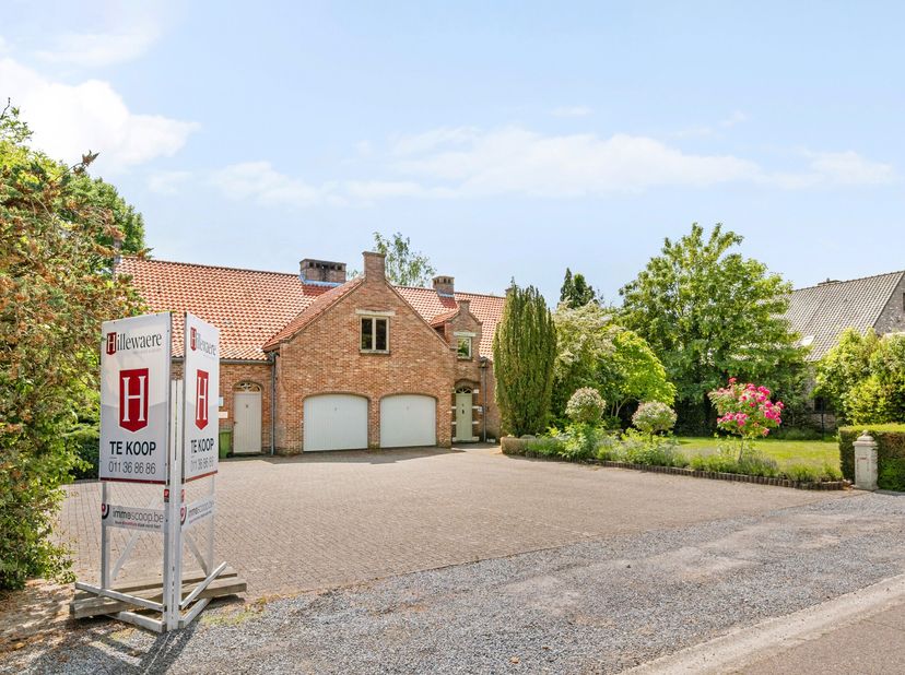 Deze charmante woning in Alken verenigt ruimte, comfort en een rustige ligging in één geheel. Het perceel van maar liefst 2.560 m² biedt een zee aan m