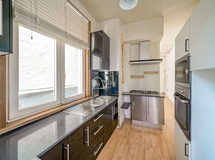 Op zoek naar een woning met veel ruimte én mogelijkheden? Dan is deze karaktervolle stadswoning in de Kaaistraat 47 beslist iets voor jou. Gelegen op