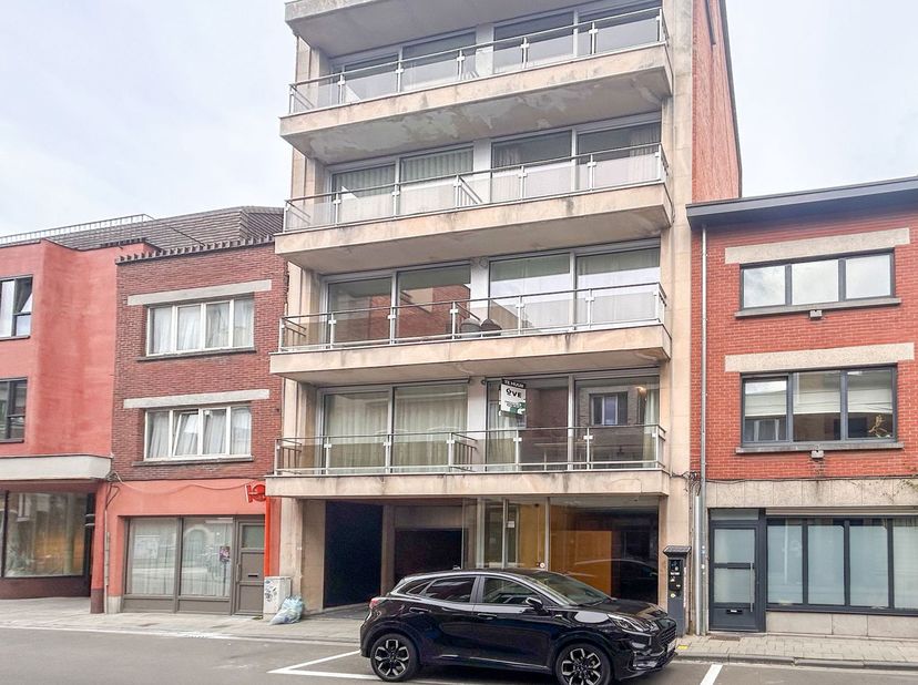 Ce charmant appartement situé au premier étage se trouve à l’intérieur de la ceinture de Louvain. Vous entrez par un hall accueillant. L’appartement c