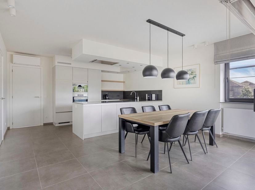 RECENT, RUIM (105M2) EN INSTAPKLAAR APPARTEMENT MET 2 SLAAPKAMERS, BERGING EN AUTOSTANDPLAATS TE EKKELGARDEN (HASSELT)<br />
Bent u op zoek naar een m