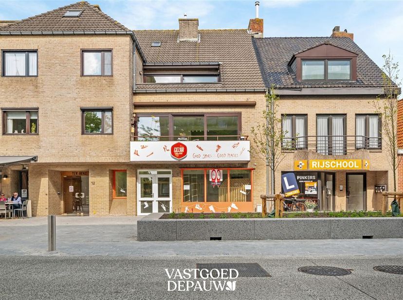 Cet immeuble commercial à finition contemporaine avec logement est très bien situé dans un emplacement commercial de premier ordre au centre de Zedelg