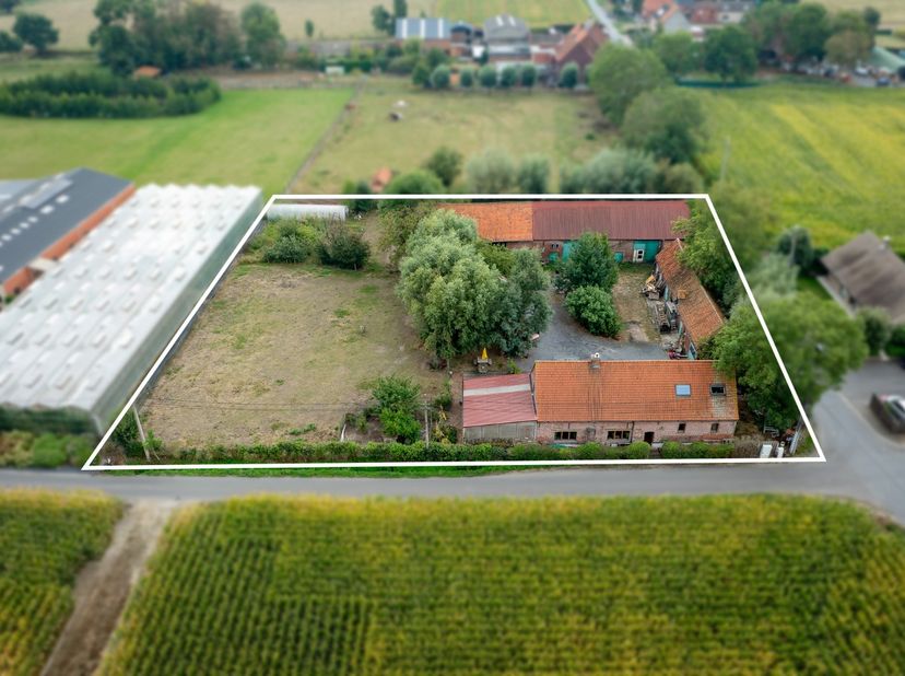 In een rustige en landelijke omgeving in Emelgem (Izegem) bevindt zich deze charmante hoeve met ruime weide en verschillende bijgebouwen. De eigendom