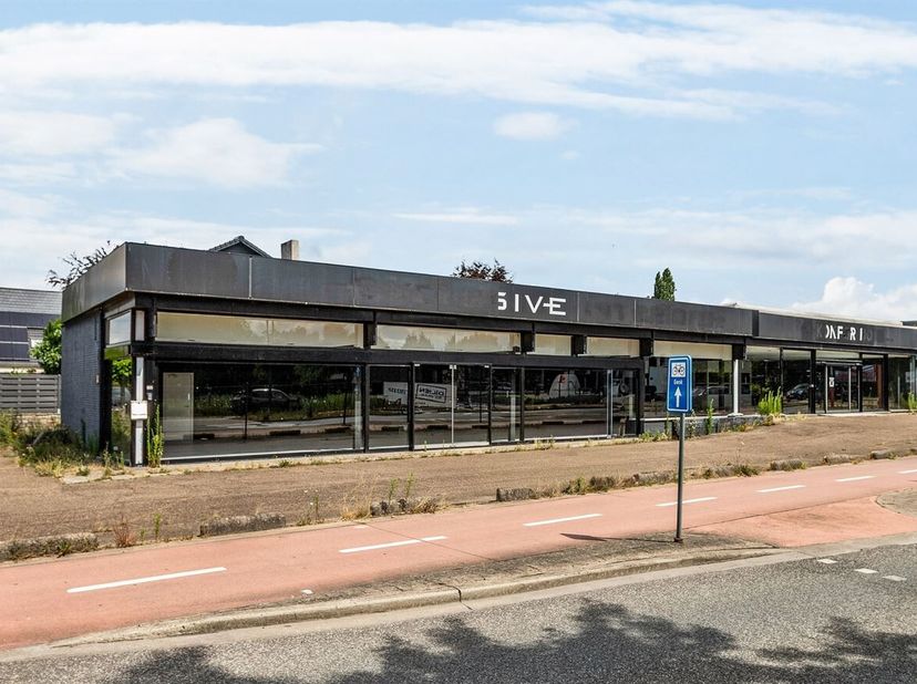 Commerciële ruimte van 967 m² op toplocatie langs de Hasseltweg in Genk<br />
Deze ruime commerciële handelsruimte van 967 m² is uitstekend gelegen la