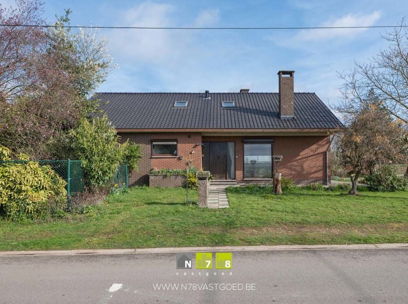 VRIJSTAANDE WONING MET 5 SLAAPKAMERS EN 2 BADKAMERS OP EEN HOEKPERCEEL VAN 7A76CA TE OPOETEREN.<br />
TROEVEN<br />
- Rustige en landelijke ligging.<b